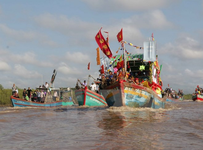 Miles de visitantes asisten al rito dedicado al dios de los peces en Vietnam ảnh 1 Miles de visitantes asisten al rito dedicado al dios de los peces en Vietnam ảnh 1