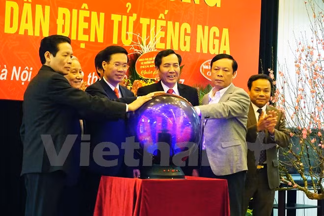 Lanza periódico Nhan Dan portal digital en ruso ảnh 1