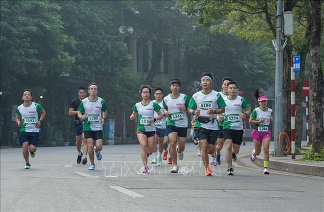 Nutrida participación en carrera en Hanoi por promover vida verde ảnh 1 Nutrida participación en carrera en Hanoi por promover vida verde ảnh 1