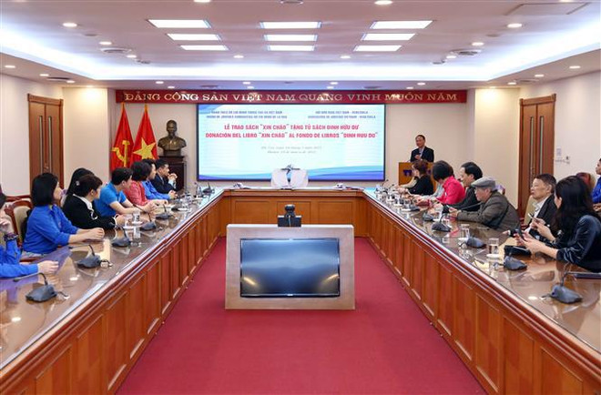 Donan obra de periodista y diplomático venezolano a fondo de libros Dinh Huu Du ảnh 2 Donan obra de periodista y diplomático venezolano a fondo de libros Dinh Huu Du ảnh 2