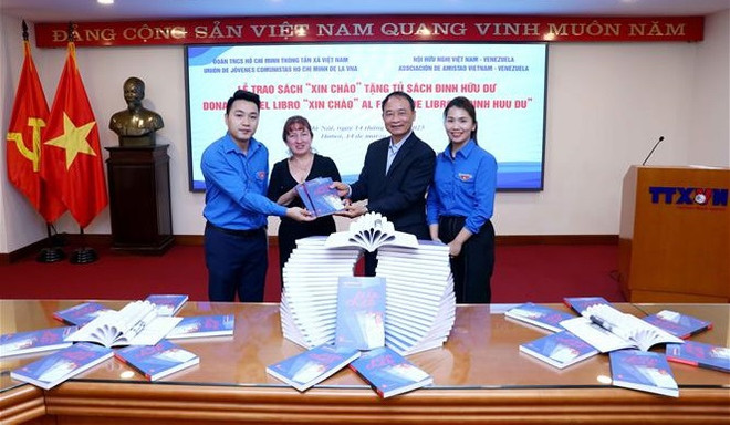 Donan obra de periodista y diplomático venezolano a fondo de libros Dinh Huu Du ảnh 1 Donan obra de periodista y diplomático venezolano a fondo de libros Dinh Huu Du ảnh 1