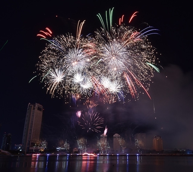 Festival Internacional de Fuegos Artificiales de Da Nang 2023: “Un mundo sin distancia” ảnh 1 Festival Internacional de Fuegos Artificiales de Da Nang 2023: “Un mundo sin distancia” ảnh 1