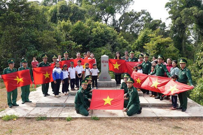 Entregan 10 mil banderas nacionales a provincia de Dak Nong ảnh 1 Entregan 10 mil banderas nacionales a provincia de Dak Nong ảnh 1
