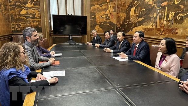 Vicepresidente del Parlamento vietnamita visita Barcelona ảnh 2 Vicepresidente del Parlamento vietnamita visita Barcelona ảnh 2