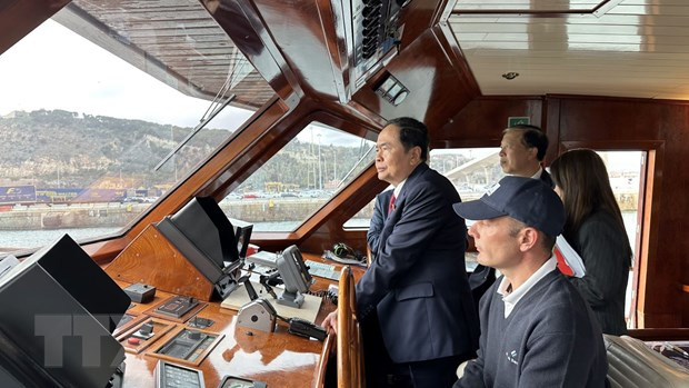 Vicepresidente del Parlamento vietnamita visita Barcelona ảnh 3 Vicepresidente del Parlamento vietnamita visita Barcelona ảnh 3