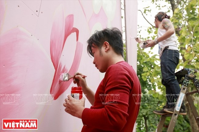 Efectúan en Hanoi el intercambio de pintura mural con el famoso pintor chileno ảnh 1