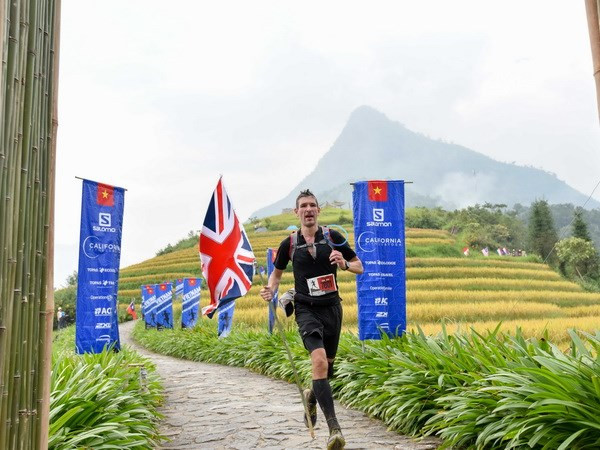 Maratonistas profesionales y aficionados compiten en carrera de montaña en Vietnam ảnh 1 Maratonistas profesionales y aficionados compiten en carrera de montaña en Vietnam ảnh 1