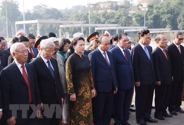 Dirigentes vietnamitas rinden homenaje al presidente Ho Chi Minh ảnh 1