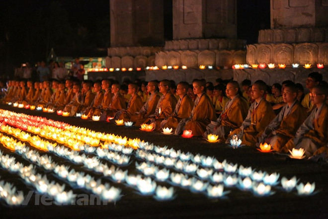 Efectúan en Vietnam oración por la paz mundial en ocasión del Día de Vesak ảnh 1 Efectúan en Vietnam oración por la paz mundial en ocasión del Día de Vesak ảnh 1