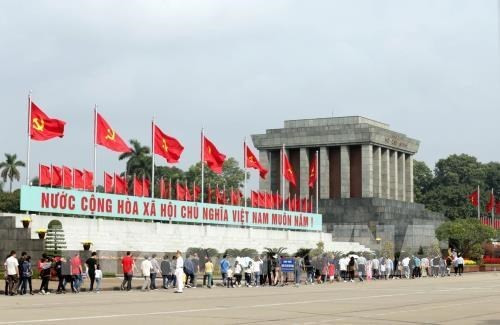 Abren en Vietnam muestra artística en homenaje al 129 aniversario del natalicio del presidente Ho Chi Minh ảnh 1 Abren en Vietnam muestra artística en homenaje al 129 aniversario del natalicio del presidente Ho Chi Minh ảnh 1