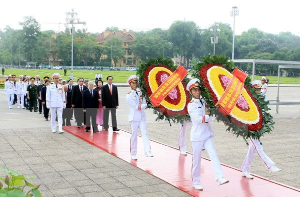 Líderes del Partido y Estado rinden homenaje al presidente Ho Chi Minh ảnh 1 Líderes del Partido y Estado rinden homenaje al presidente Ho Chi Minh ảnh 1