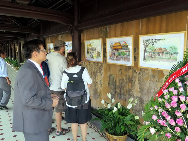 Exposición de acuarelas enaltece belleza de ciudad imperial vietnamita ảnh 1