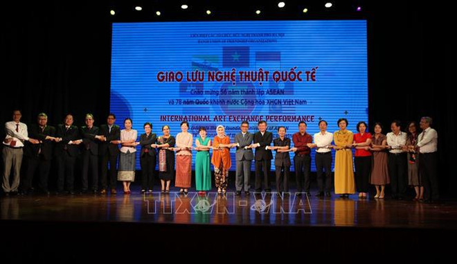 Efectúan programa artístico en honor a la cultura de países de ASEAN ảnh 2 Efectúan programa artístico en honor a la cultura de países de ASEAN ảnh 2