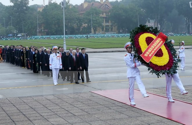 Rinden tributo a Ho Chi Minh con motivo de aniversario de primeras elecciones ảnh 1 Rinden tributo a Ho Chi Minh con motivo de aniversario de primeras elecciones ảnh 1