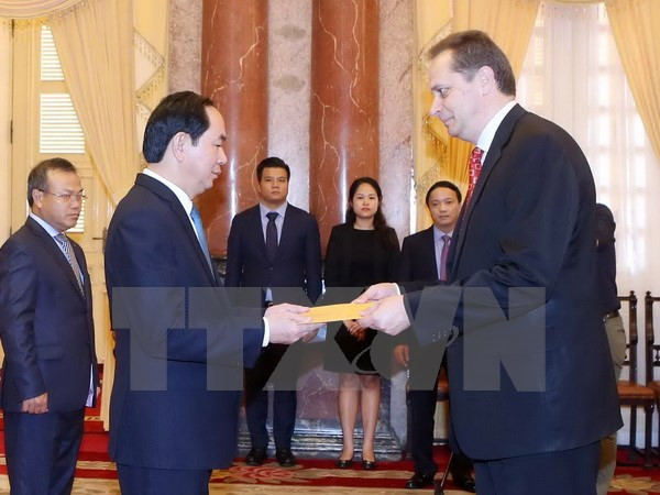 Presidente vietnamita recibe a nuevos embajadores ảnh 1 Presidente vietnamita recibe a nuevos embajadores ảnh 1