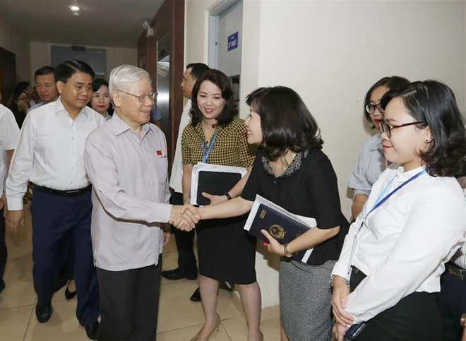 [Foto] Secretario general del Partido Comunista y presidente de Vietnam con votantes de Hanoi ảnh 3
