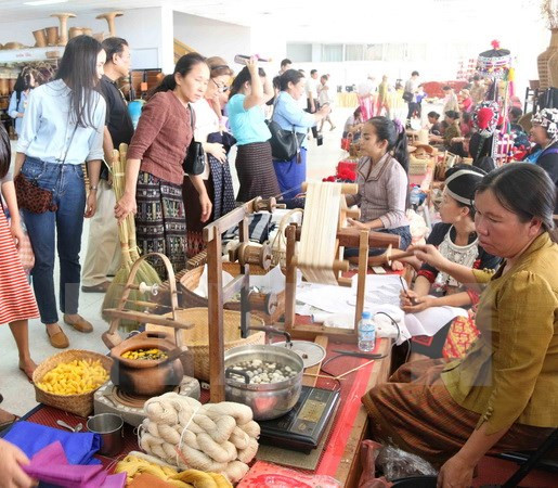 Vietnam en XIV Feria de Artesanía y Bellas Artes de Laos ảnh 1 Vietnam en XIV Feria de Artesanía y Bellas Artes de Laos ảnh 1