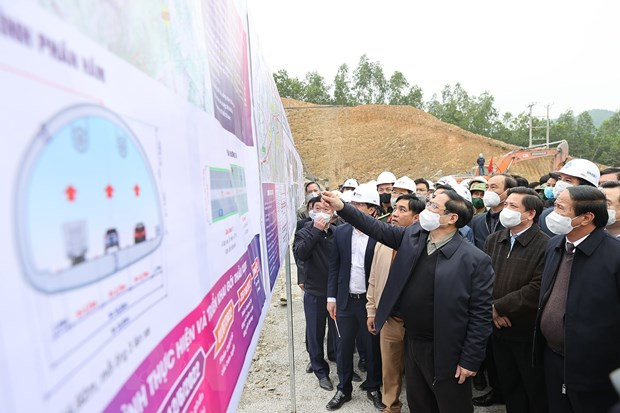 Primer ministro vietnamita inspecciona progreso de proyectos de la autopista Norte-Sur ảnh 1 Primer ministro vietnamita inspecciona progreso de proyectos de la autopista Norte-Sur ảnh 1