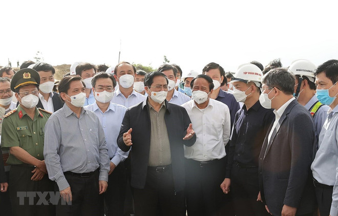 Primer ministro de Vietnam urge a finalizar construcción de obras viales importantes ảnh 1 Primer ministro de Vietnam urge a finalizar construcción de obras viales importantes ảnh 1