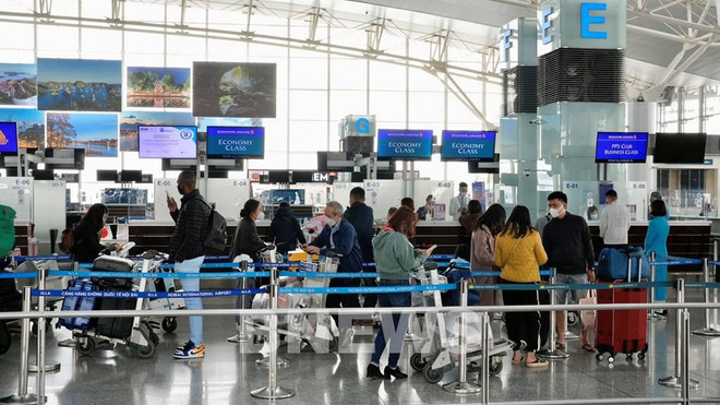 Pasajeros inundan aeropuertos en Vietnam en último día de vacaciones del Tet ảnh 1
