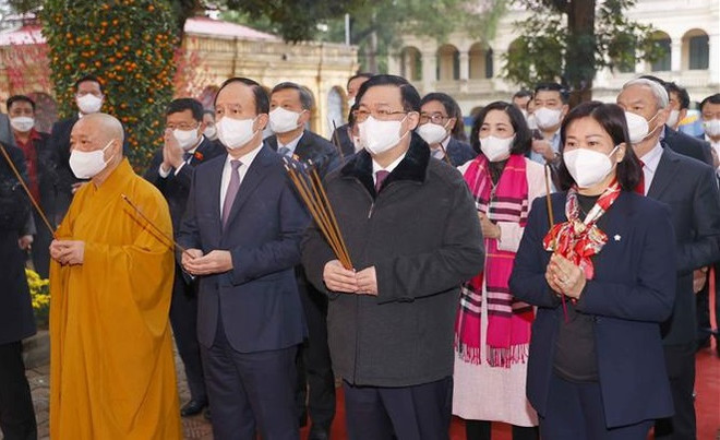 Titular del Legislativo vietnamita rinde tributo a antepasados en Ciudadela Imperial de Thang Long ảnh 1