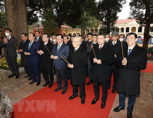 Máximo dirigente partidista de Vietnam rinde tributo a ancestros en ocasión del Tet ảnh 1 Máximo dirigente partidista de Vietnam rinde tributo a ancestros en ocasión del Tet ảnh 1