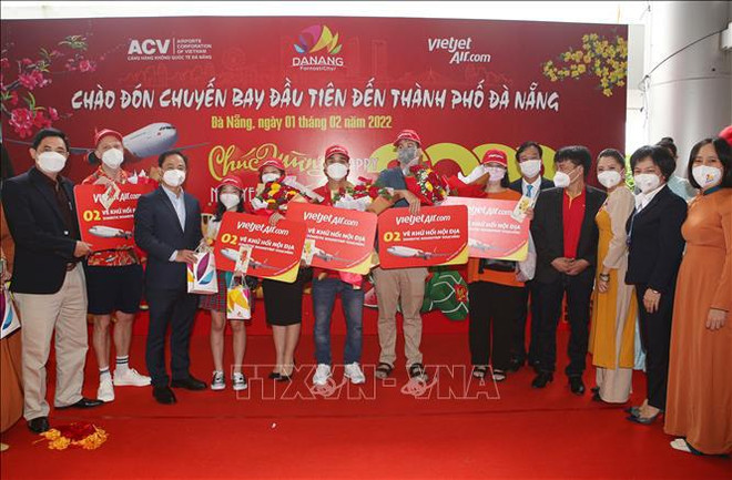 Localidades vietnamitas dan bienvenida a primeros visitantes del Año Lunar 2022 ảnh 1 Localidades vietnamitas dan bienvenida a primeros visitantes del Año Lunar 2022 ảnh 1