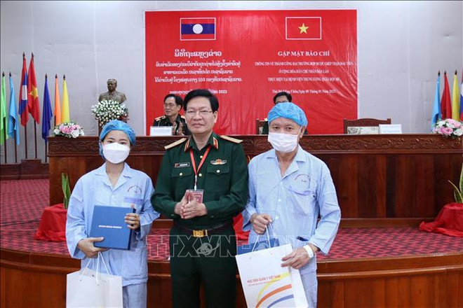 Médicos vietnamitas ayudan a Laos a realizar con éxito trasplante renal de donante vivo ảnh 1 Médicos vietnamitas ayudan a Laos a realizar con éxito trasplante renal de donante vivo ảnh 1