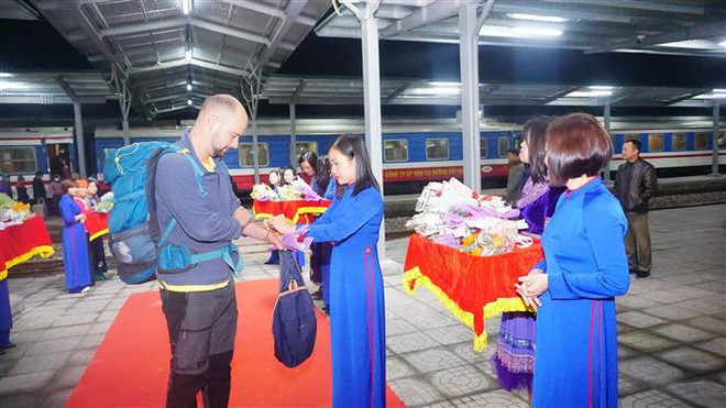 Localidades vietnamitas dan la bienvenida a los primeros visitantes de Año Nuevo ảnh 3 Localidades vietnamitas dan la bienvenida a los primeros visitantes de Año Nuevo ảnh 3