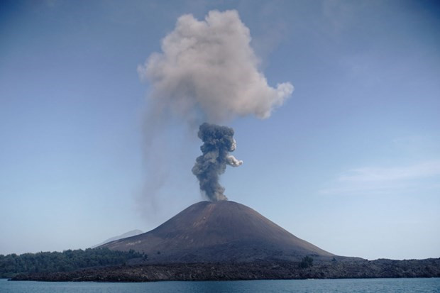 Indonesia evacúa a cientos de personas de zona de erupción volcánica ảnh 1