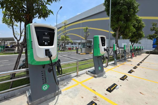 Vietnam establecerá normas sobre postes/estaciones de carga de vehículos electrónicos ảnh 1