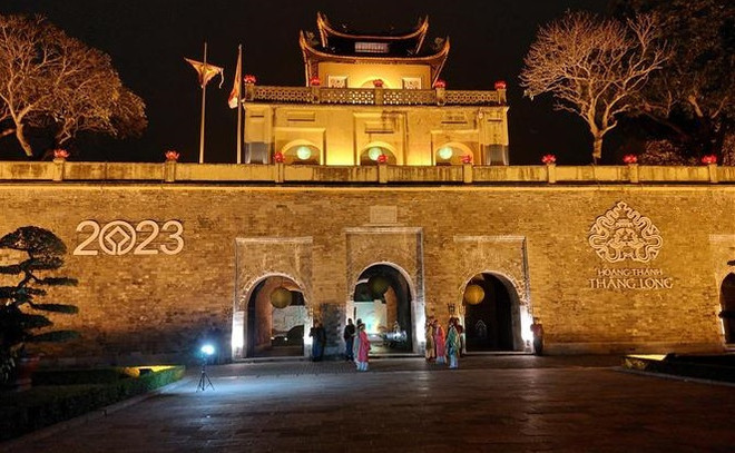 Abren tour nocturno a ciudadela imperial de Thang Long para extranjeros ảnh 1 Abren tour nocturno a ciudadela imperial de Thang Long para extranjeros ảnh 1