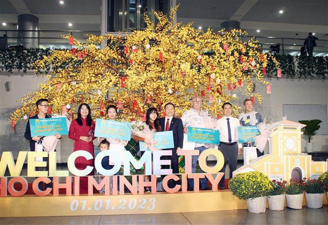 Localidades vietnamitas dan la bienvenida a los primeros visitantes de Año Nuevo ảnh 2 Localidades vietnamitas dan la bienvenida a los primeros visitantes de Año Nuevo ảnh 2