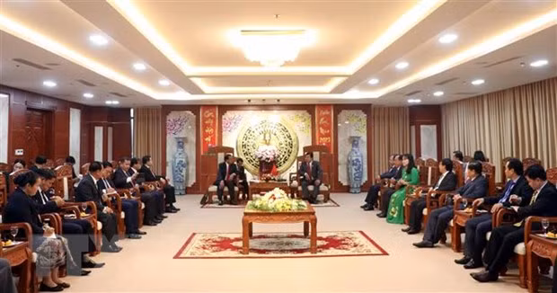 Provincias de Vietnam y Laos intensifican cooperación ảnh 2