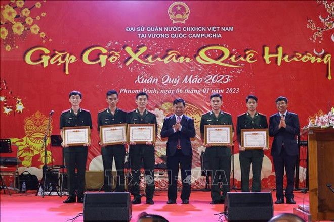 Embajada de Vietnam en Camboya organiza encuentro con connacionales en ocasión del Tet ảnh 1
