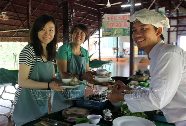 Visitantes extranjeros aprenden a ser agricultores vietnamitas ảnh 7 Visitantes extranjeros aprenden a ser agricultores vietnamitas ảnh 7