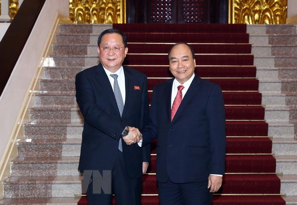 El primer ministro Nguyen Xuan Phuc recibe al canciller norcoreano, Ri Yong-ho (Fuente: VNA) Vietnam dispuesto a cooperar con Corea del Norte por intereses de ambos pueblos ảnh 1