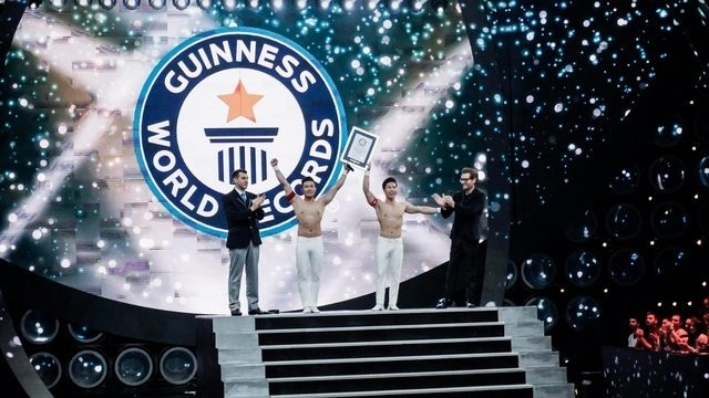 Acróbatas vietnamitas conquistan otro récord Guinness ảnh 1