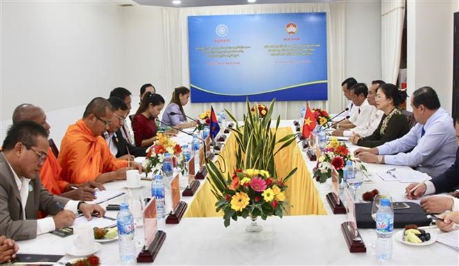 Delegación del Frente de Unidad y Desarrollo de la Patria de Camboya visita Vietnam ảnh 1