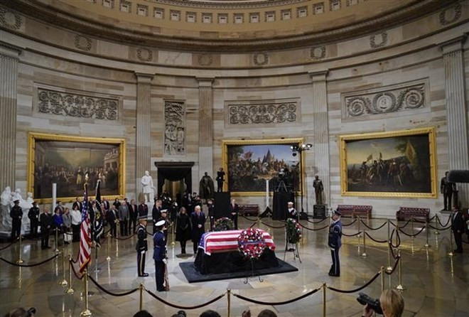 Embajador de Vietnam rinde homenaje al expresidente de Estados Unidos George H.W.Bush ảnh 1 Embajador de Vietnam rinde homenaje al expresidente de Estados Unidos George H.W.Bush ảnh 1