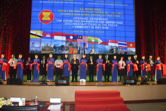 Abren en provincia vietnamita de Binh Duong exposición sobre Comunidad de ASEAN ảnh 1  Abren en provincia vietnamita de Binh Duong exposición sobre Comunidad de ASEAN ảnh 1