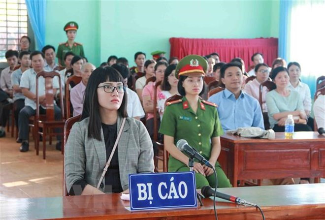 Condena a prisión en Vietnam a una mujer por insultar a la bandera nacional ảnh 1 Condena a prisión en Vietnam a una mujer por insultar a la bandera nacional ảnh 1