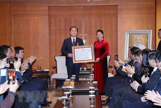 Presidenta del Parlamento de Vietnam entrega Orden de la Amistad a profesor surcoreano ảnh 1 Presidenta del Parlamento de Vietnam entrega Orden de la Amistad a profesor surcoreano ảnh 1
