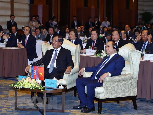 Premieres de Vietnam y Camboya asisten a foro empresarial binacional en Hanoi ảnh 1 Premieres de Vietnam y Camboya asisten a foro empresarial binacional en Hanoi ảnh 1