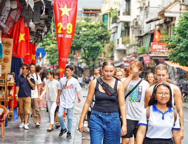 Asciende a más del 51% número de turistas en Hanoi ảnh 2