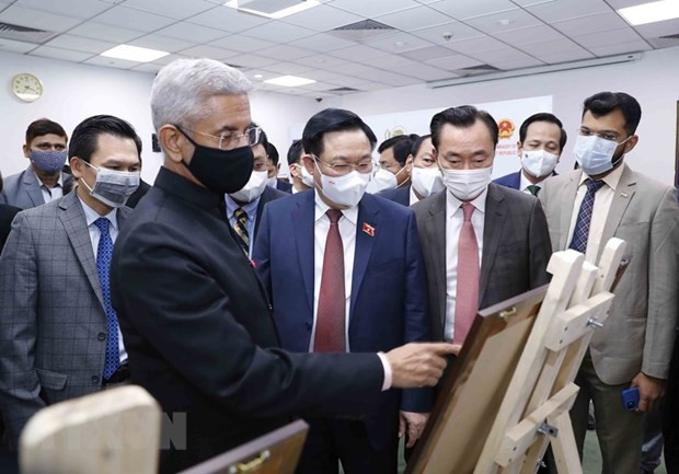 Exposición fotográfica resalta 50 años de lazos diplomáticos entre Vietnam y la India ảnh 1