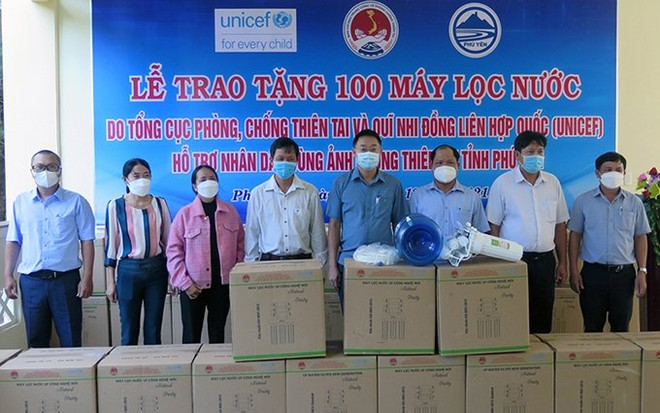 UNICEF entrega purificadores de agua a familias afectadas por inundaciones en Vietnam ảnh 1