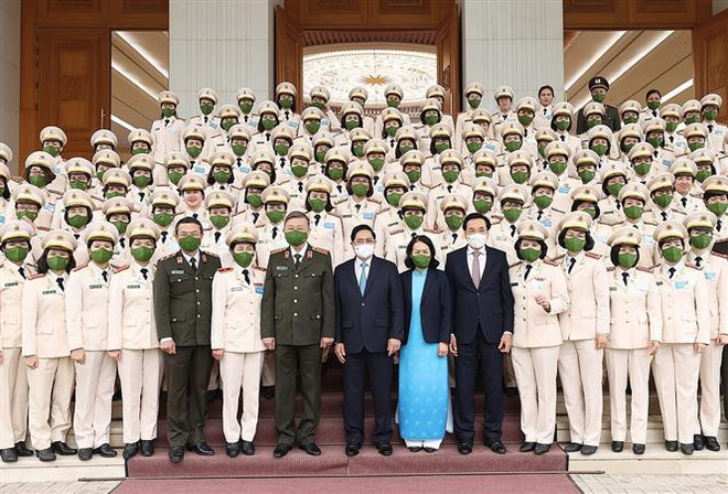 Premier vietnamita enaltece aportes de mujeres policías al mantenimiento de orden social ảnh 1 Premier vietnamita enaltece aportes de mujeres policías al mantenimiento de orden social ảnh 1