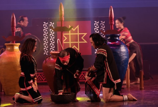 Rehabilitan historia cultural de etnia minoritaria Ede a través del escenario musical ảnh 1 Rehabilitan historia cultural de etnia minoritaria Ede a través del escenario musical ảnh 1