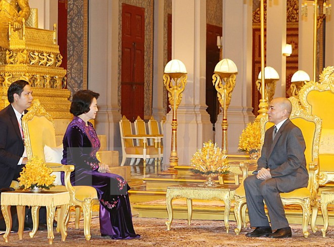 Presidenta de parlamento vietnamita se entrevista con rey camboyano ảnh 1 Presidenta de parlamento vietnamita se entrevista con rey camboyano ảnh 1